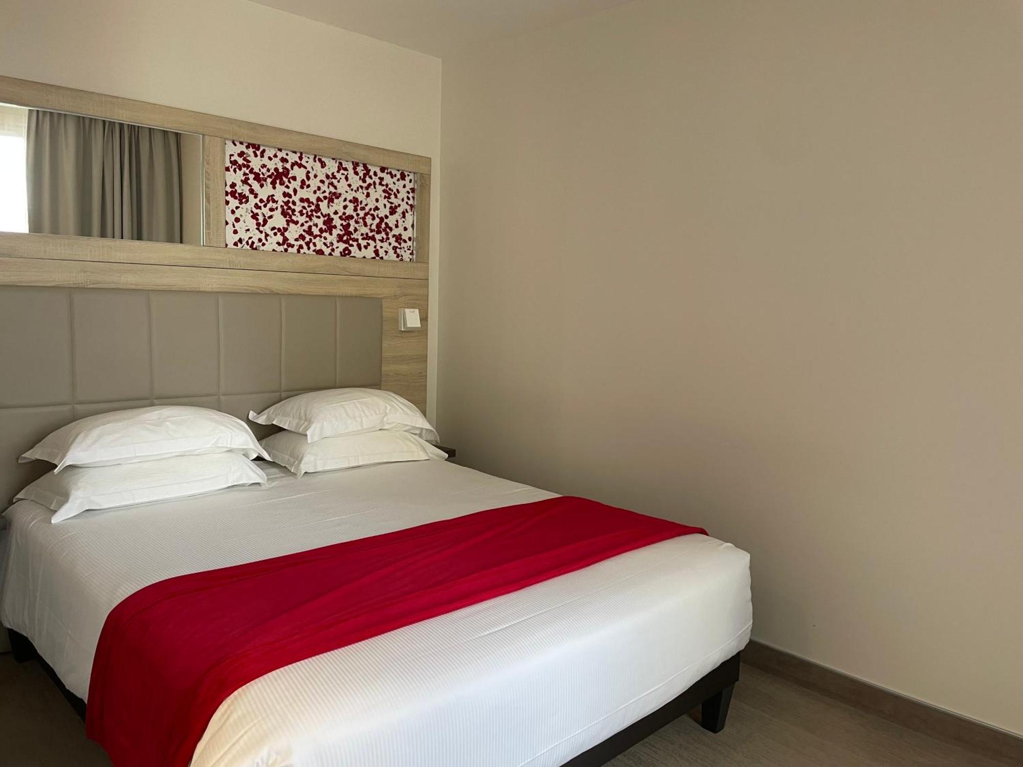 Brit Hotel De Grignan Vichy Kültér fotó